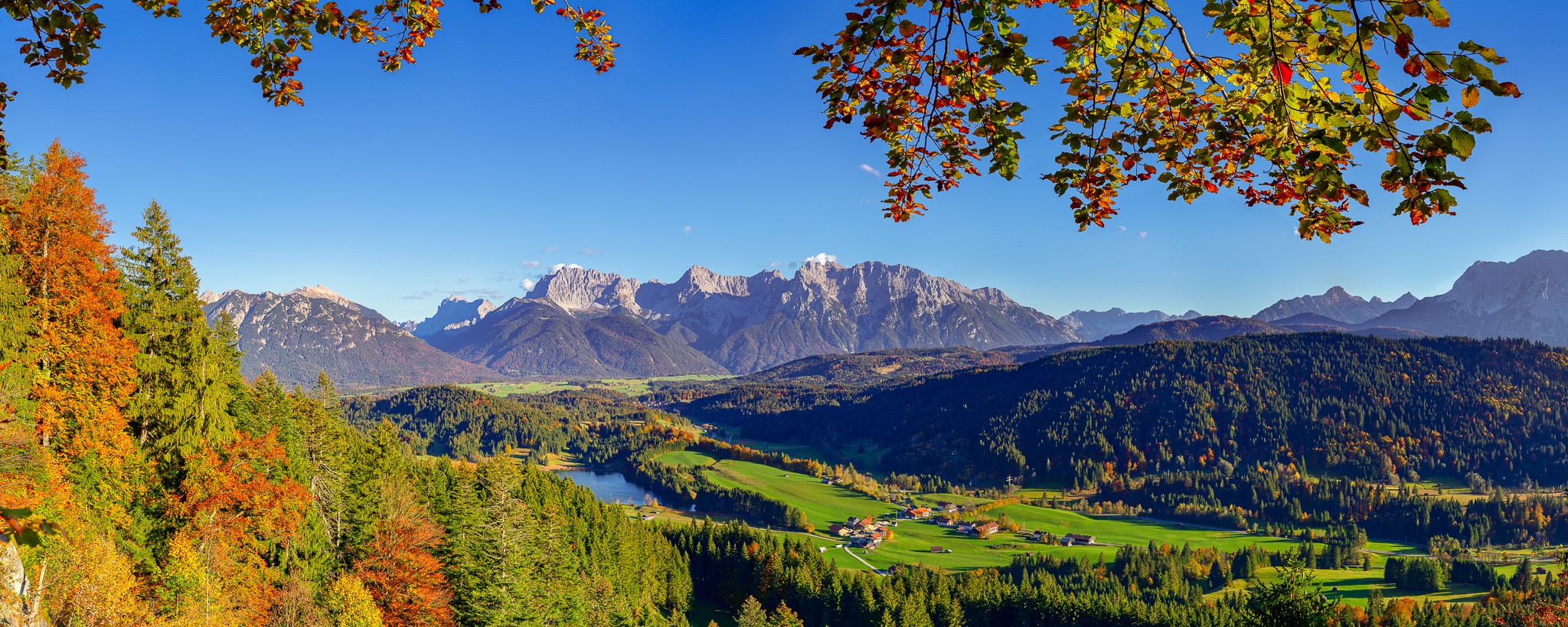 Berglandschaft mit Karwendelgebirge. Herbst in Gerold
