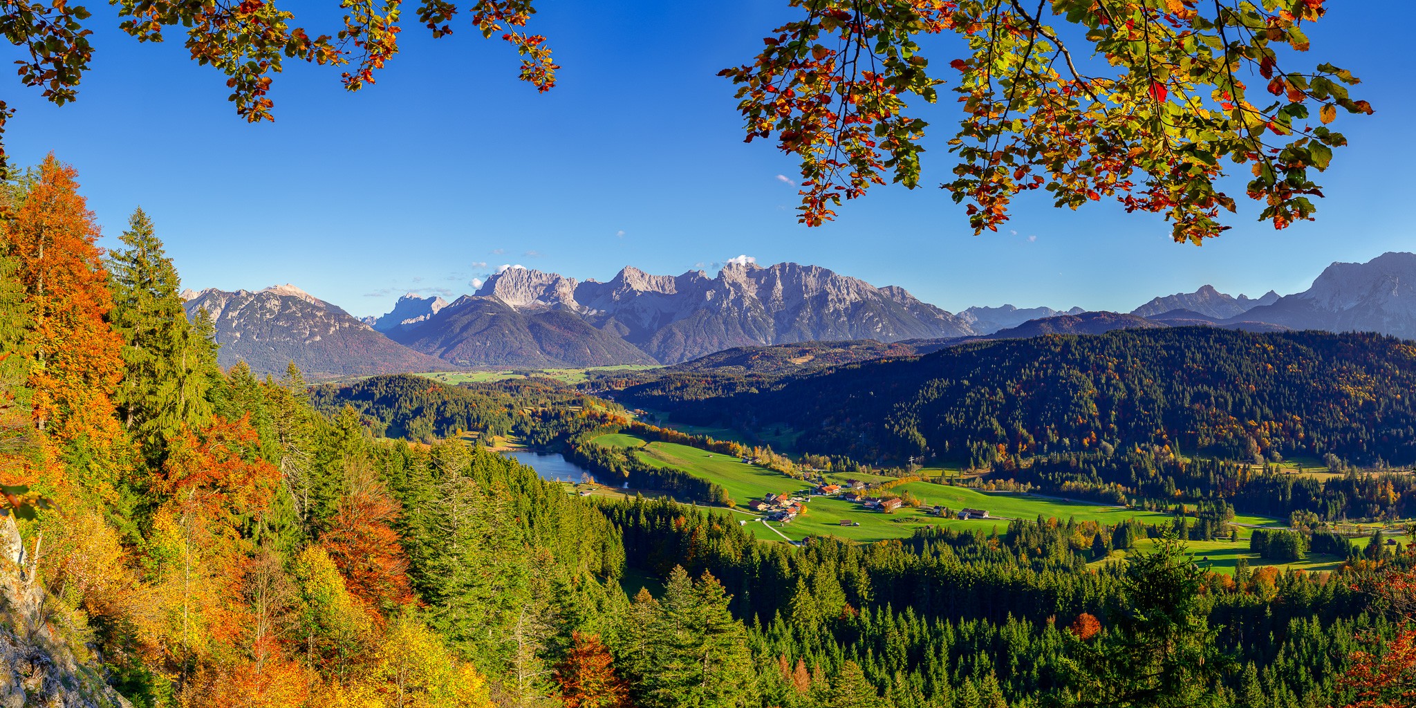 Das bunte Herbstlaub bringt Farbe in die Wälder zwischen Gerold, Klais und Mittenwald. Blick auf den Geroldsee und das Karwendelgebirge.
