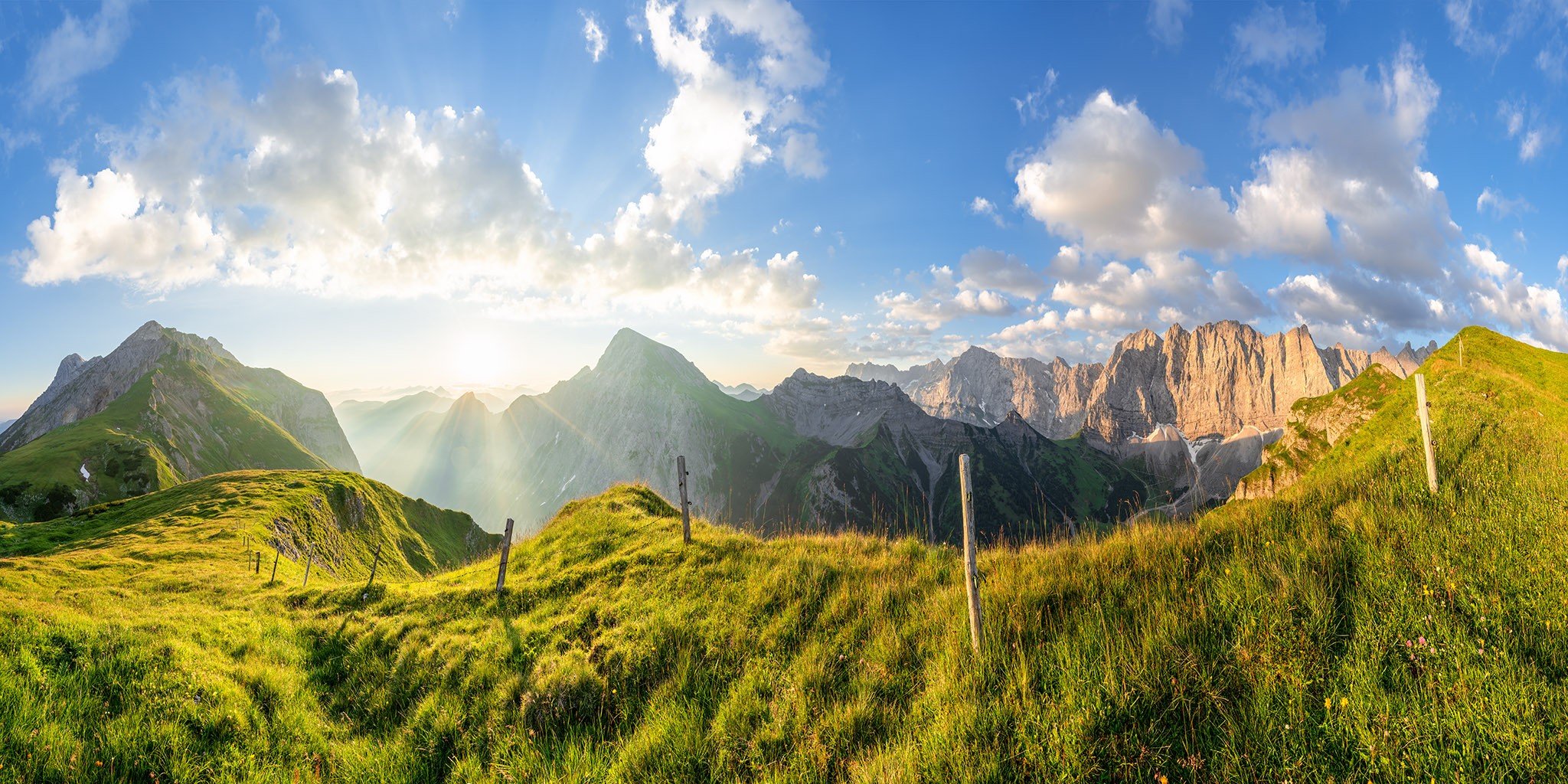 Sonnenaufgangsstimmung vom Mahnkopf mit Blick auf die angestrahlte Laliderer Wand. Bergpanorama im Karwendel von rechts: Lalidererspitze, Dreizinkenspitze, Sonnjoch und ganz rechts die Falkengruppe.