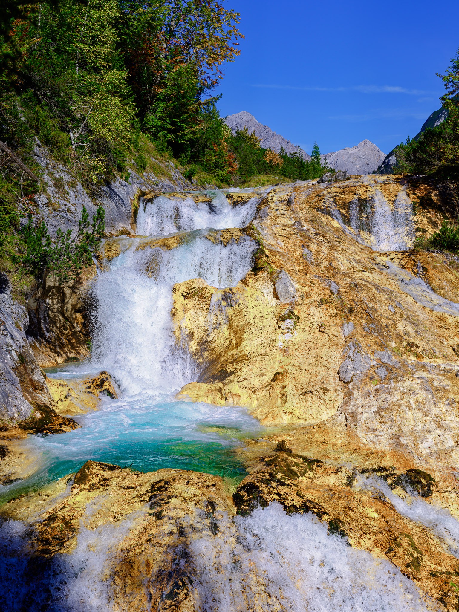 Erfrischender Wasserfall im Karwendelgebirge.