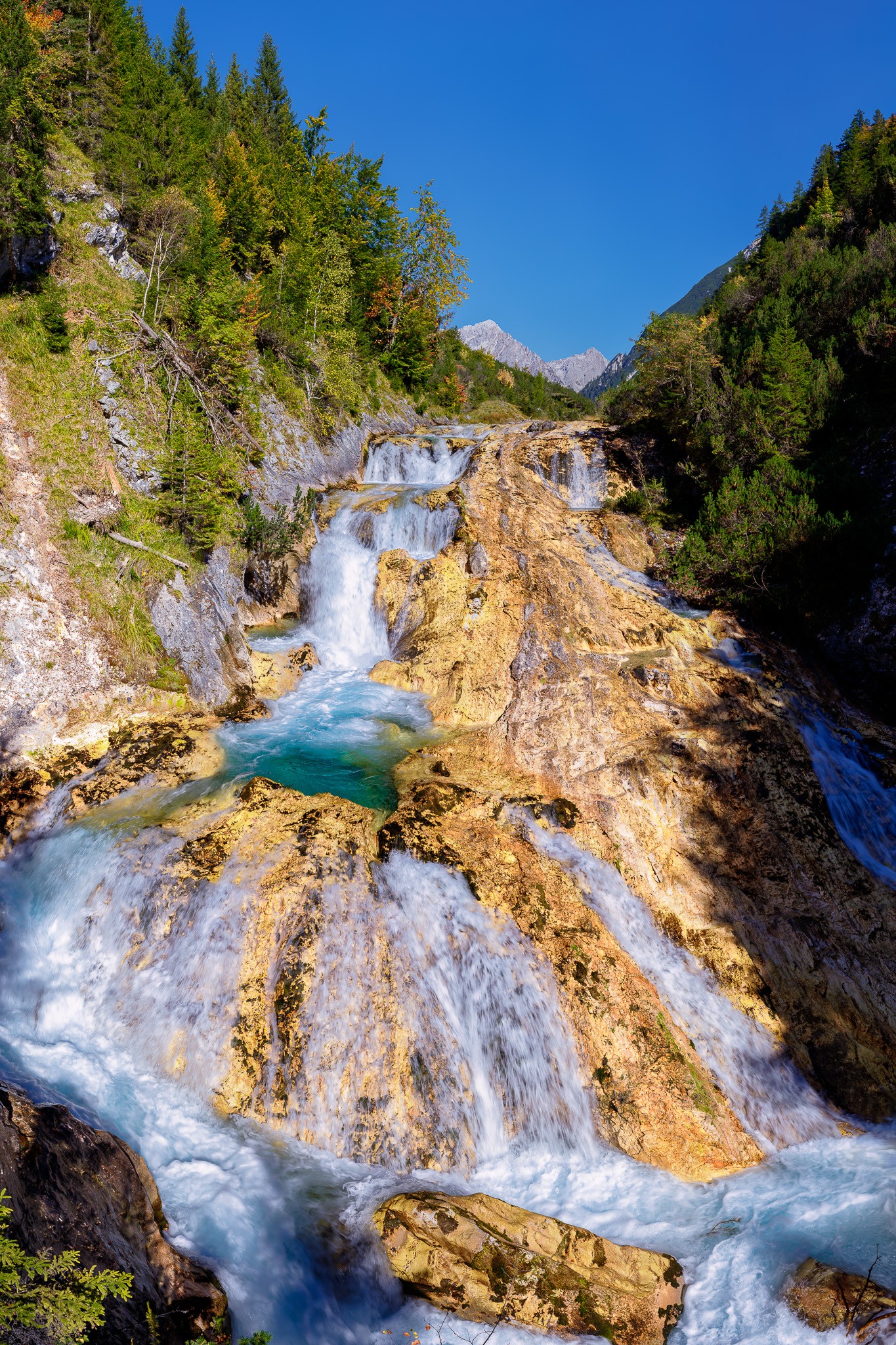 Auf der Wanderung vom Wiesenhof in Scharnitz zum Karwendelhaus kommt man an diesem eindrucksvollen Wasserfall vorbei.