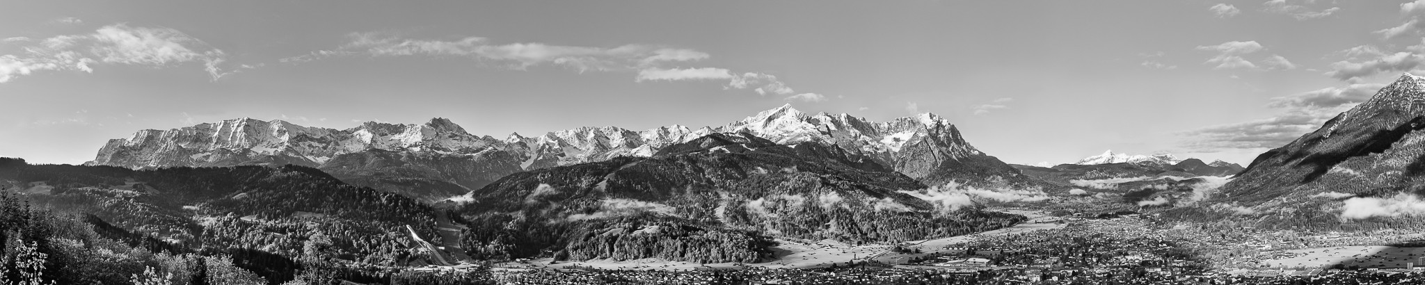 Schwarz-weiß: Berglandschaft im Frühjahr in Garmisch-Partenkirchen mit Panoramablick auf das Wettersteingebirge