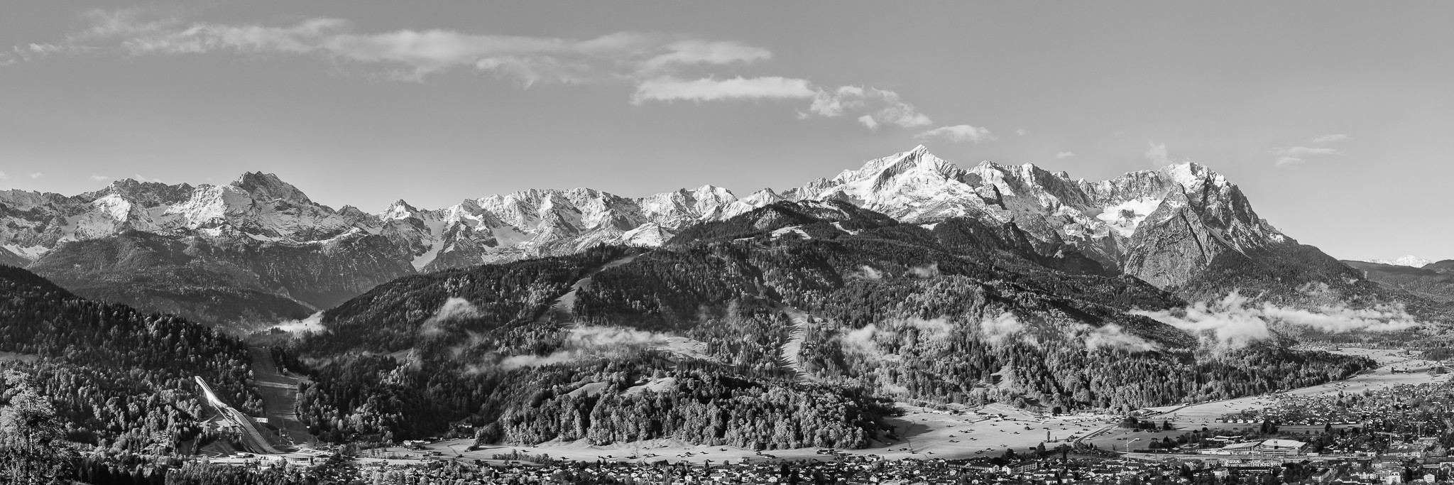 Klassischer Panoramablick auf die Garmisch-Partenkirchener Hausberge mit Wettersteingrat, Alpspitze und Zugspitze.