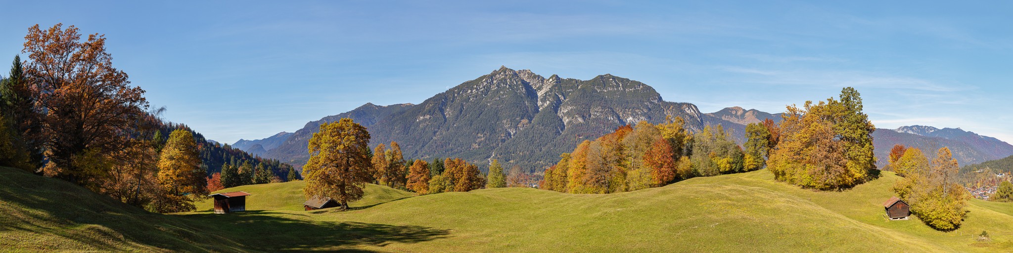 Herbstlicher Panoramablick über Garmisch-Partenkirchen auf die Kramerspitz und den Königstand.
