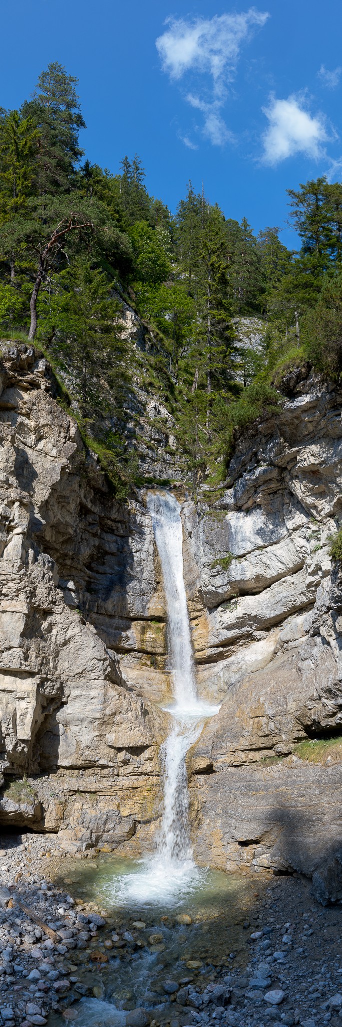 Hoher Wasserfall am Ende einer relativ leicht begehbaren Klamm im Karwendel. 