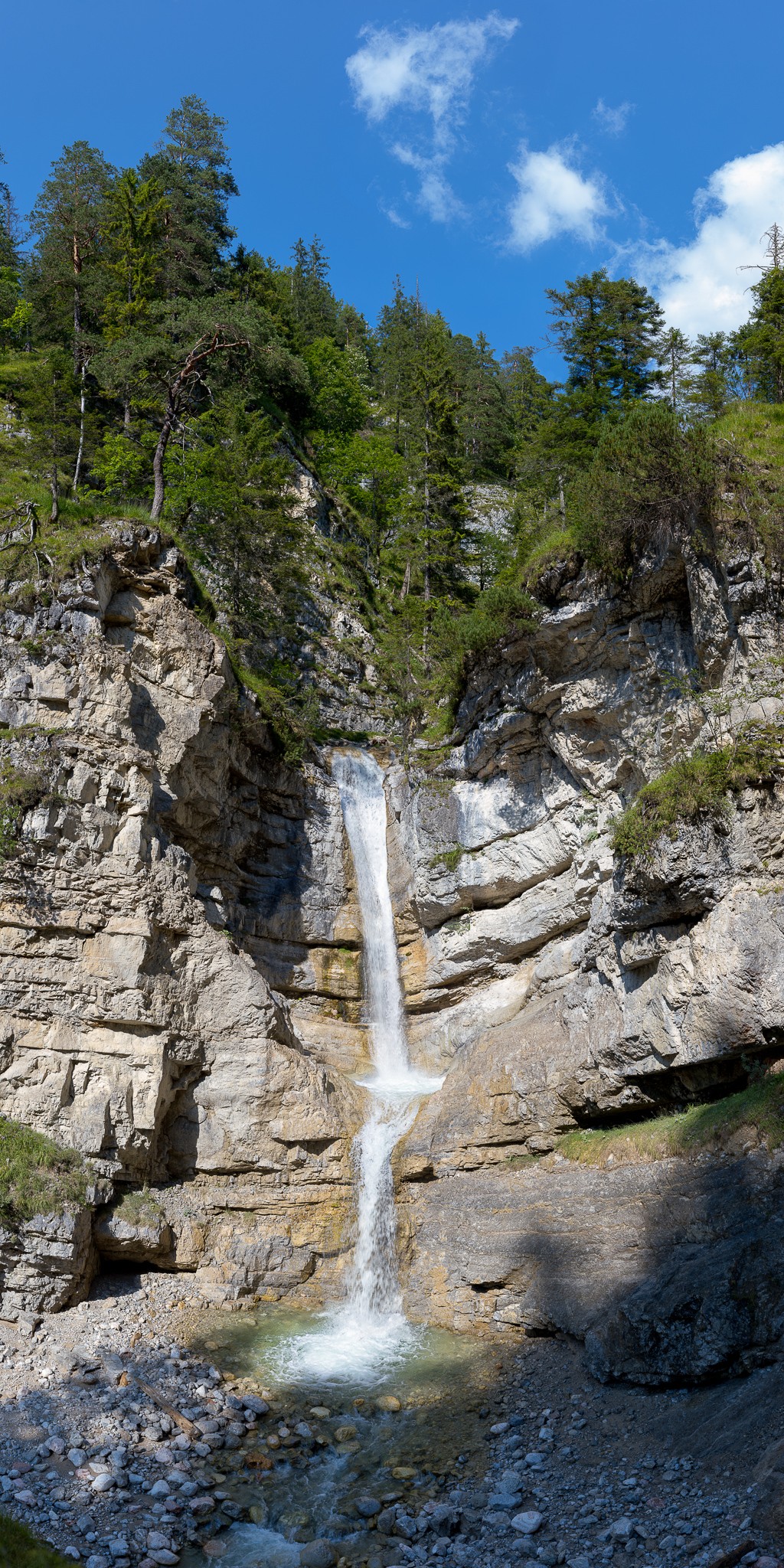 Beeindruckender Wasserfall am Ende einer leicht begehbaren Schlucht im Karwendel.