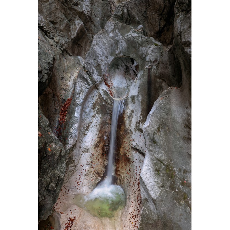 Wasserfall mit Felsendurchbruch