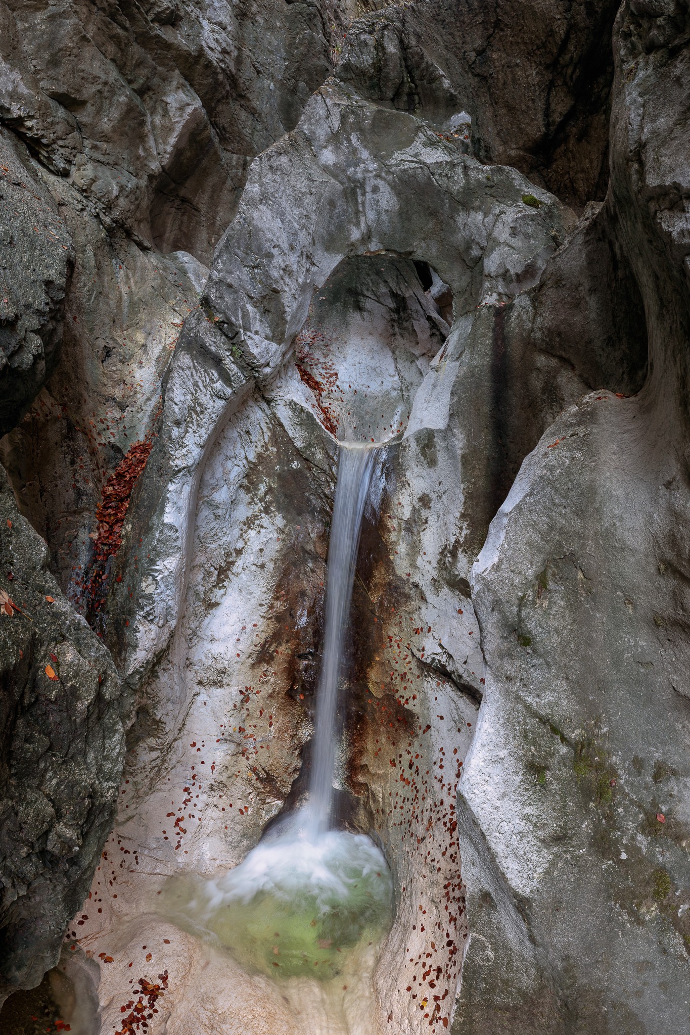 Markanter Wasserfall mit Felsdurchbruch
