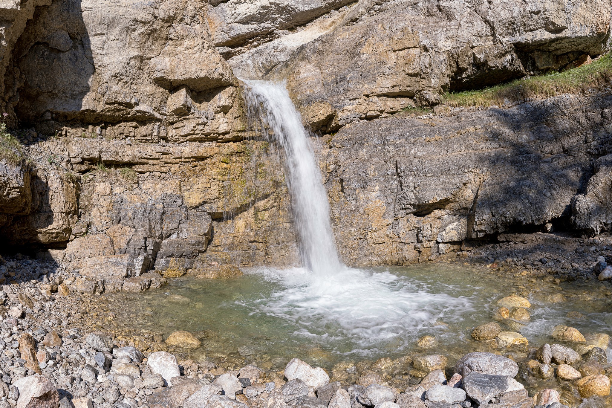 Idyllischer Wasserfall im Karwendel - Vorlage für eine Duschwand