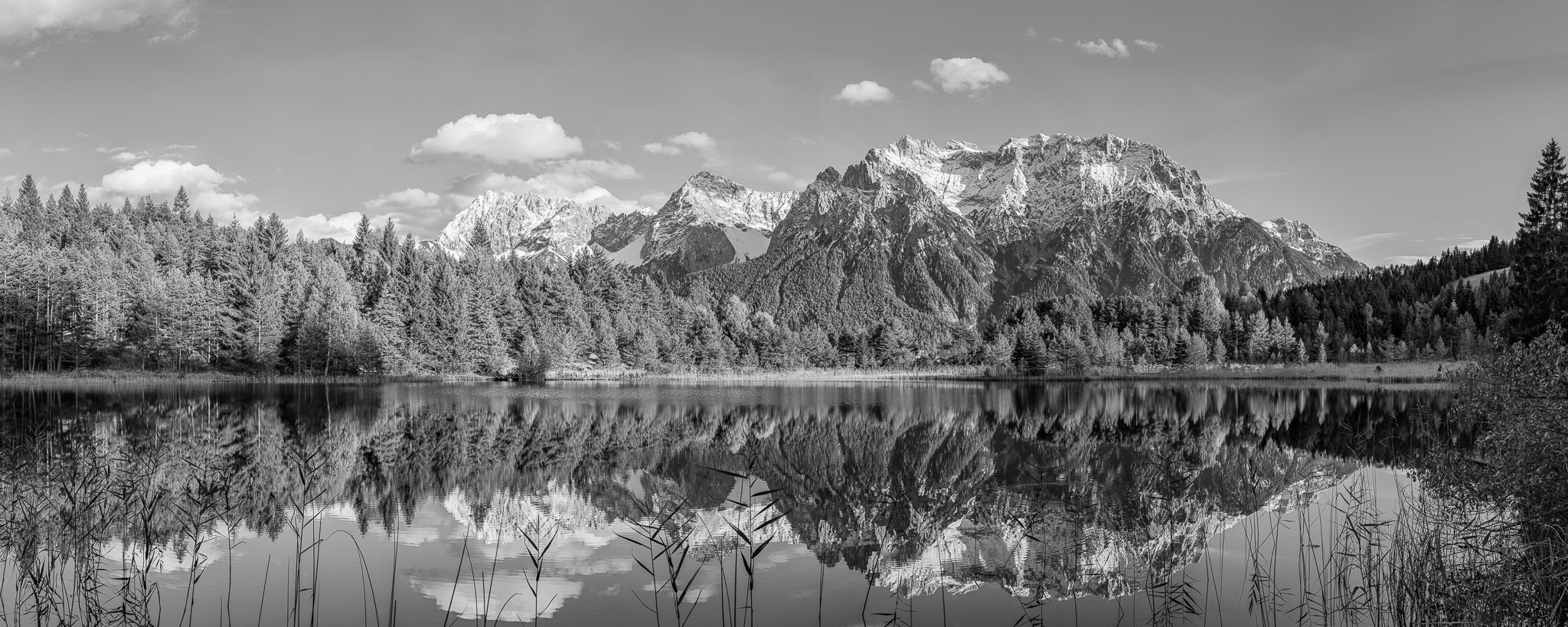 Schwarz-weiß Panorama der Mittenwalder Berge (Karwendel) mit Spiegelung im Luttensee.
