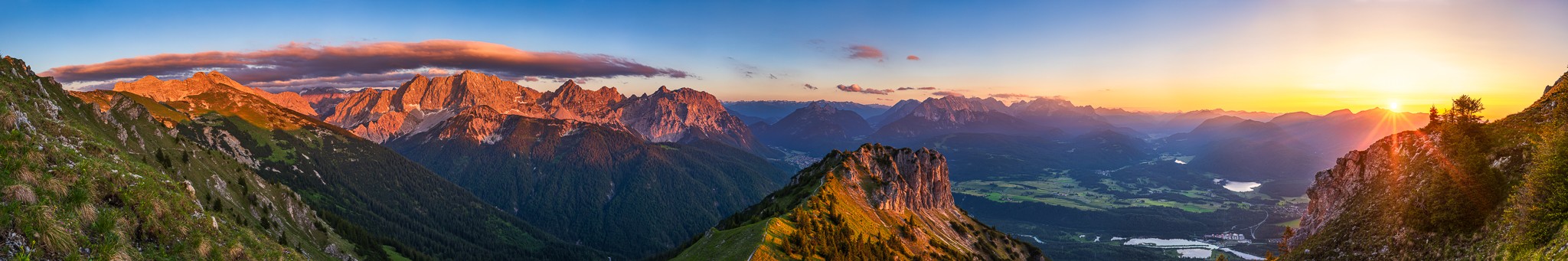 Fantastisches Abendrot über dem oberen Isartal. Panorama von der Soiernspitze über die Westliche Karwendelspitze und dem Wettersteingebirge bis zum Estergebirge. Mittig im Vordergrund ist der Signalkopf.
