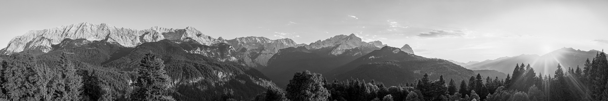 Sonnenuntergang neben der Kramerspitz. Das Wettersteingebirge wird vom sanften Abendrot angeleuchtet. Mittig sind Alpspitze und Zugspitze.
