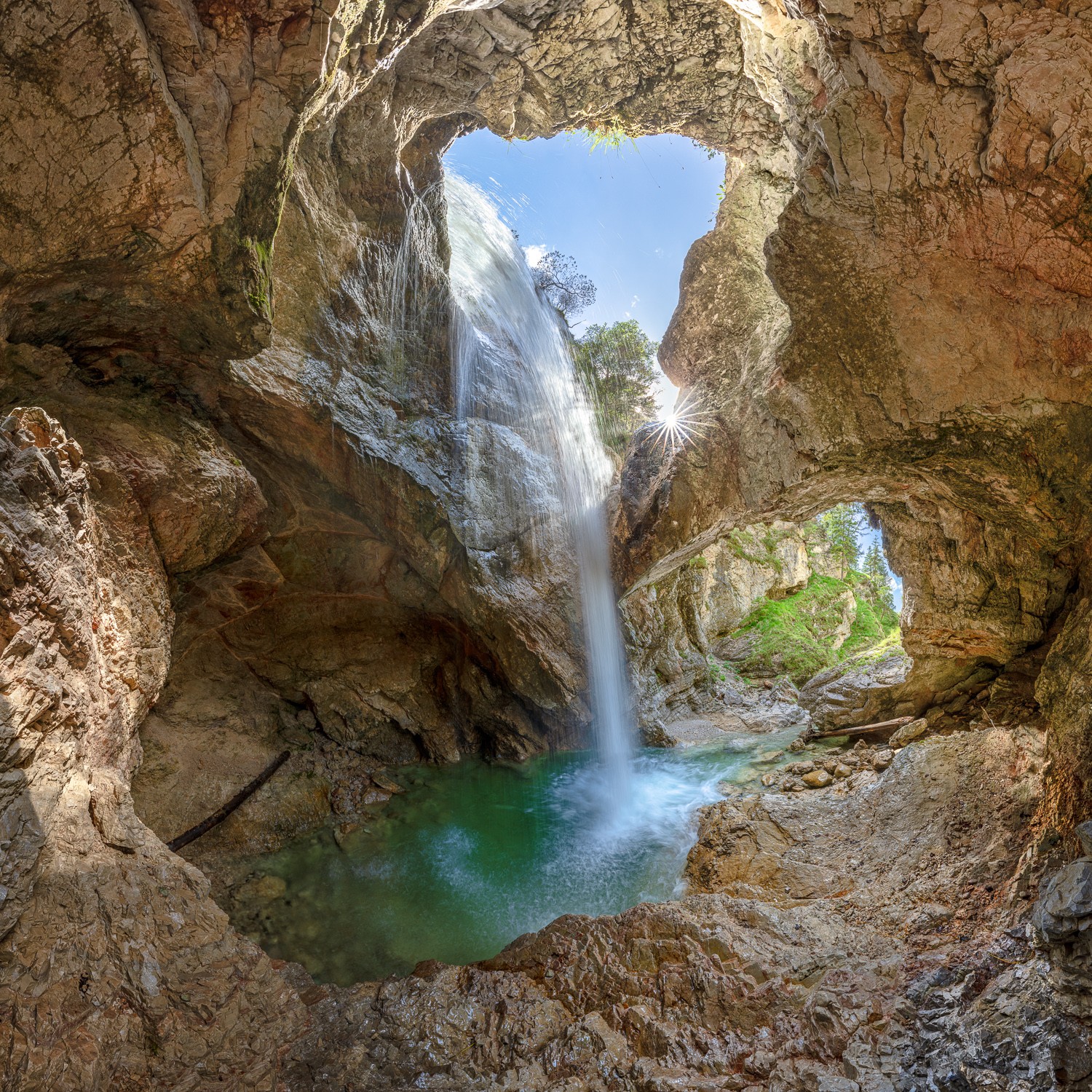 Wasserfall mit Höhle. Der Wasserfall im Karwendel fällt in eine Höhle mit Ausblick.