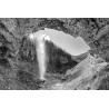 Wasserfall-Ausblick schwarz-weiß