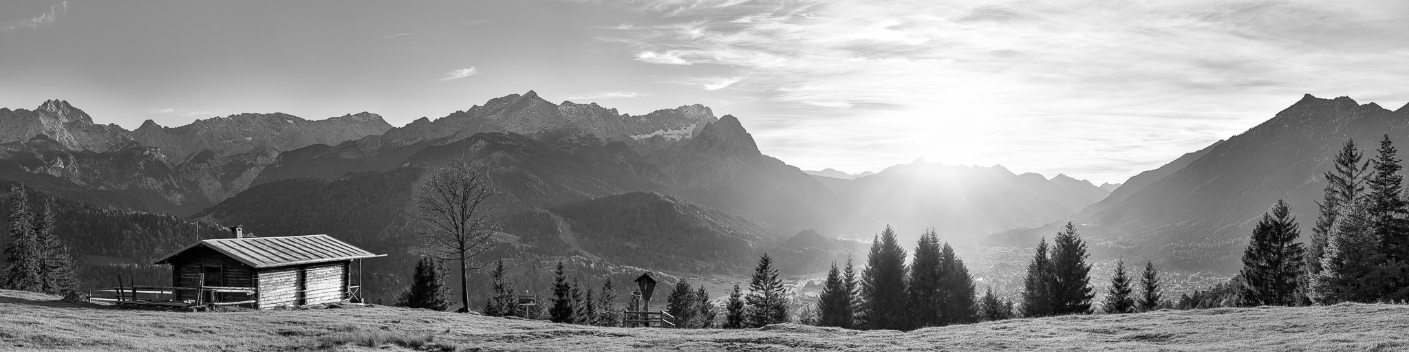 Eckenhütte - Bergpanorama - Garmisch-Partenkirchen - schwarz weiß. Hütte am Wank - Sonnenuntergang über dem Daniel (2342m). Links das Wettersteingebirge