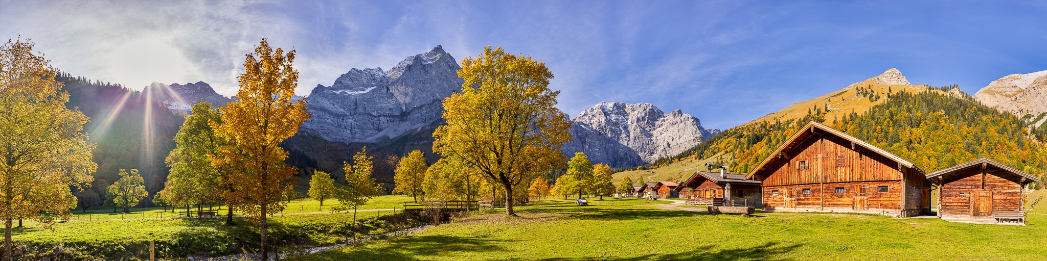 Engalm - Ausflug zur Engalm im Herbst. Idyllisches Almdorf in Tirol am Großen Ahornboden.