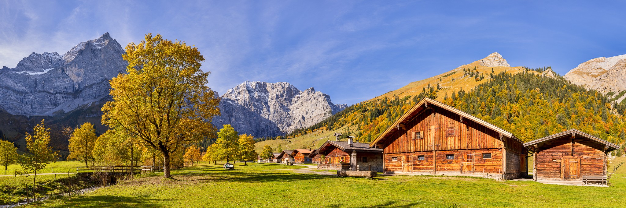 Ausflug zur Engalm im Herbst. Idyllisches Almdorf in Tirol am Großen Ahornboden.