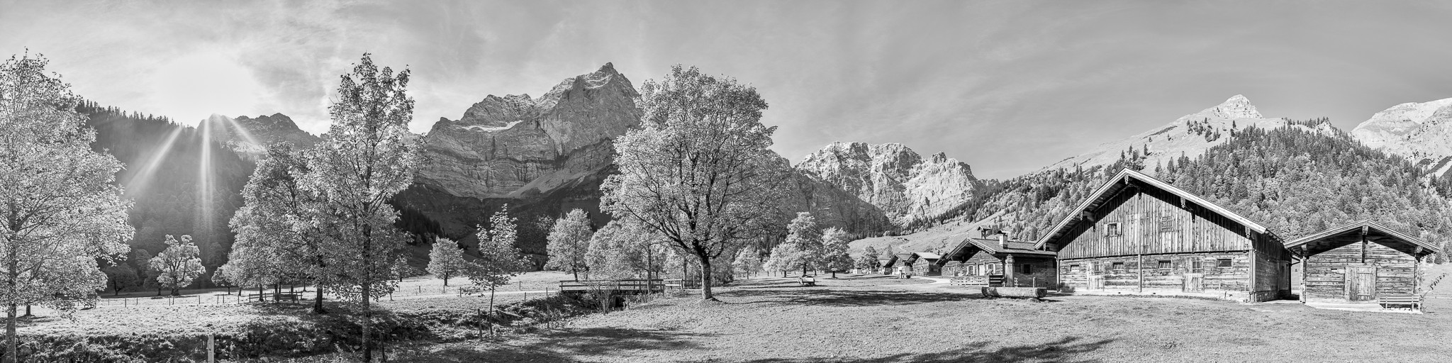 Engalm Panorama schwarz weiß. Ausflug zur Engalm im Herbst. Idyllisches Almdorf in Tirol am Großen Ahornboden