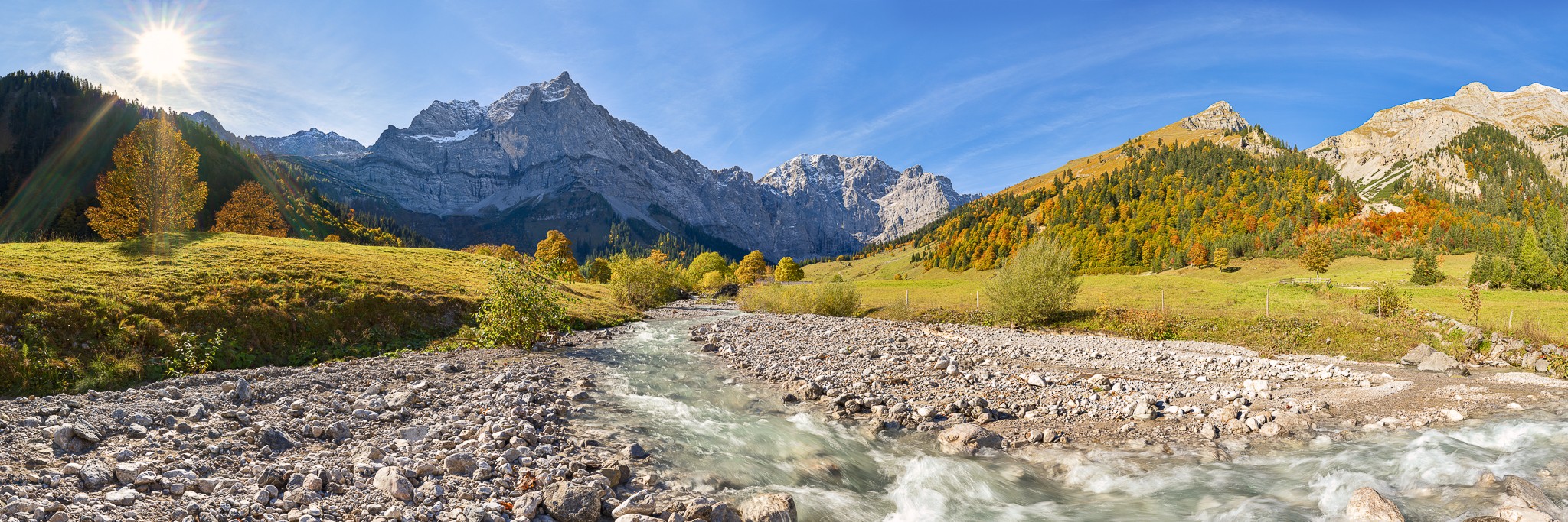 Bach an der Engalm - Panorama. Der Rißbach entspringt am Großen Ahornboden. Herbst am großen Ahornboden in Tirol. 