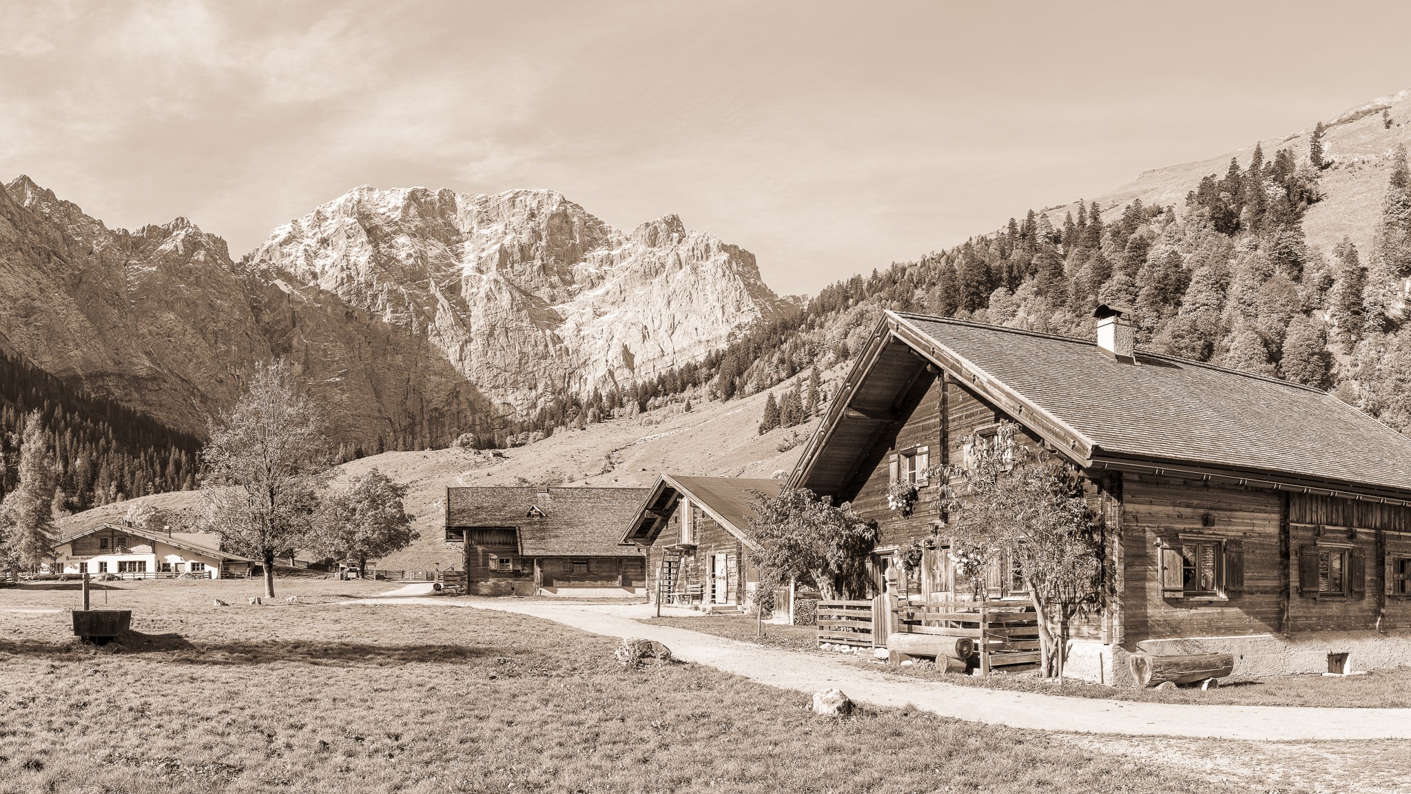 Engalm in Tirol - sepia. Almdorf in der Eng. Links die Grubenkarspitze und rechts geht es zur Gumpenspitze.