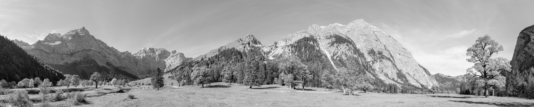 Großer Ahornboden - Engalm - Panorama schwarz weiß. Panorama am Großen Ahornboden an der Engalm in Tirol. 