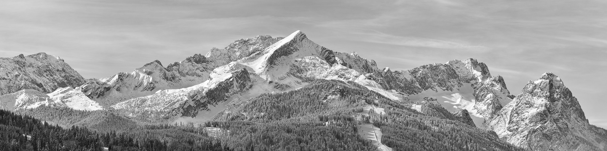 Alpspitze Zugspitze im Winter SW. Hochauflösendes Bergpanorama vom Wettersteingebirge mit Alpspitze und Zugspitze.