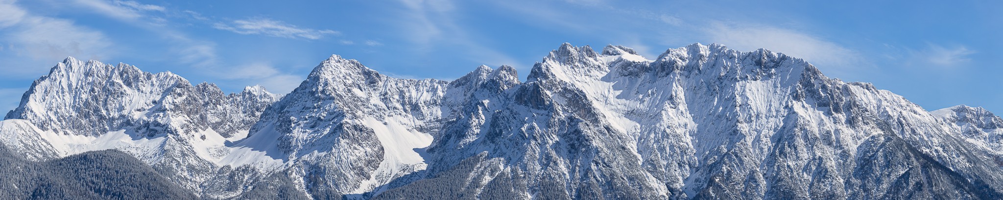 Karwendel im Winter. Bergpanorama der Mittenwalder Karwendelkette.