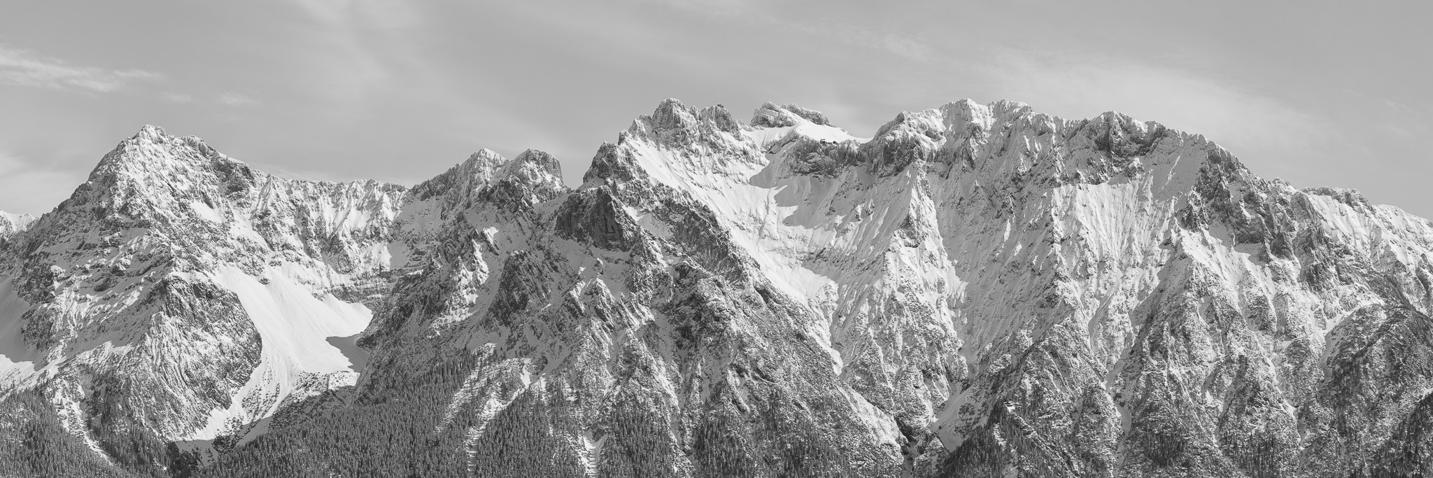 Karwendel im Winter 3 : 1 schwarzweiss. Bergpanorama der Mittenwalder Berge.