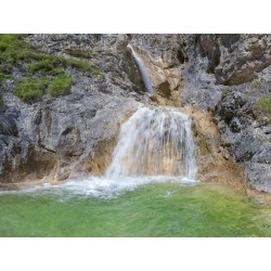 Heller Wasserfall - Kalkfelsen
Wasserfall mit Gumpe - Pool für eine Duschwand