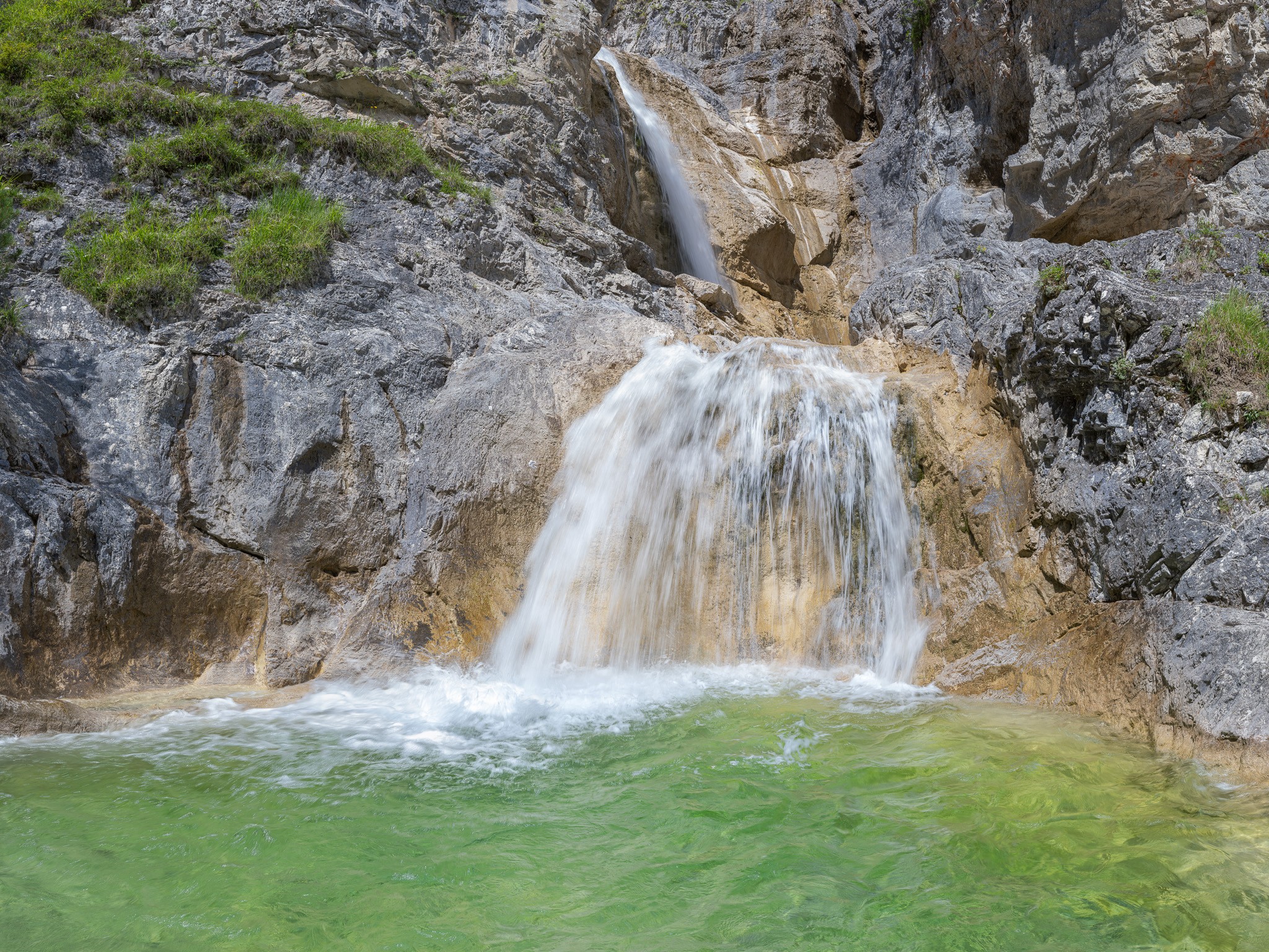 Heller Wasserfall - Kalkfelsen. Gumpe (Pool) unter einem Wasserfall, die zum Baden einlädt.
