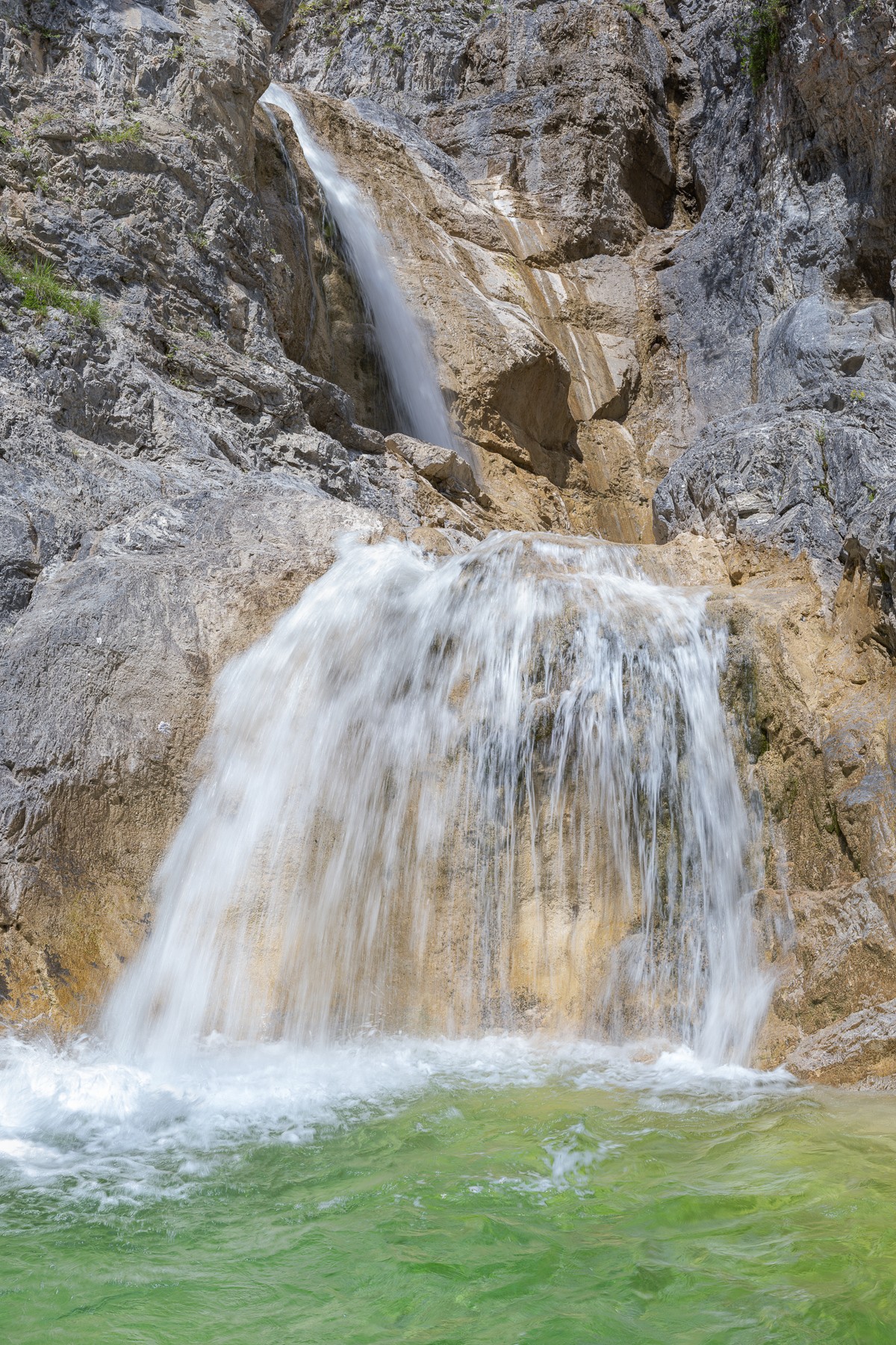 Heller Wasserfall - Kalkfelsen hochkant. Heißer Sommertag - die Gumpe unter dem Wasserfall lädt zum Baden ein.
