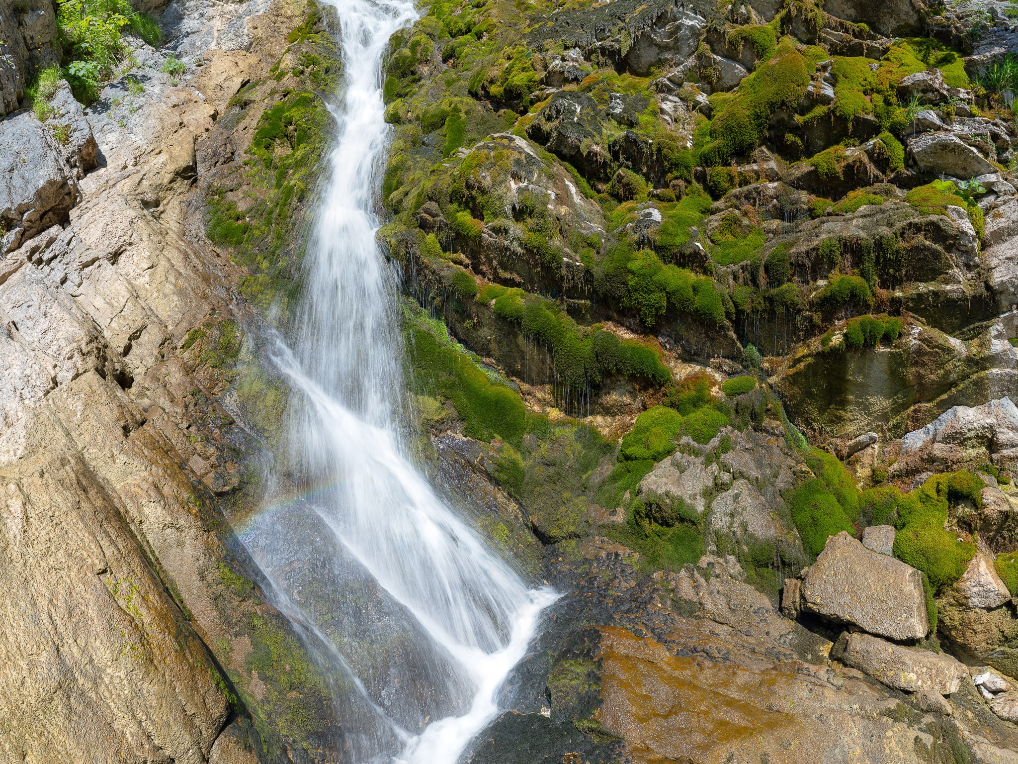 Wasserfall - Mooswand. Großer Wasserfall in Wallgau - Moos an den Felswänden.