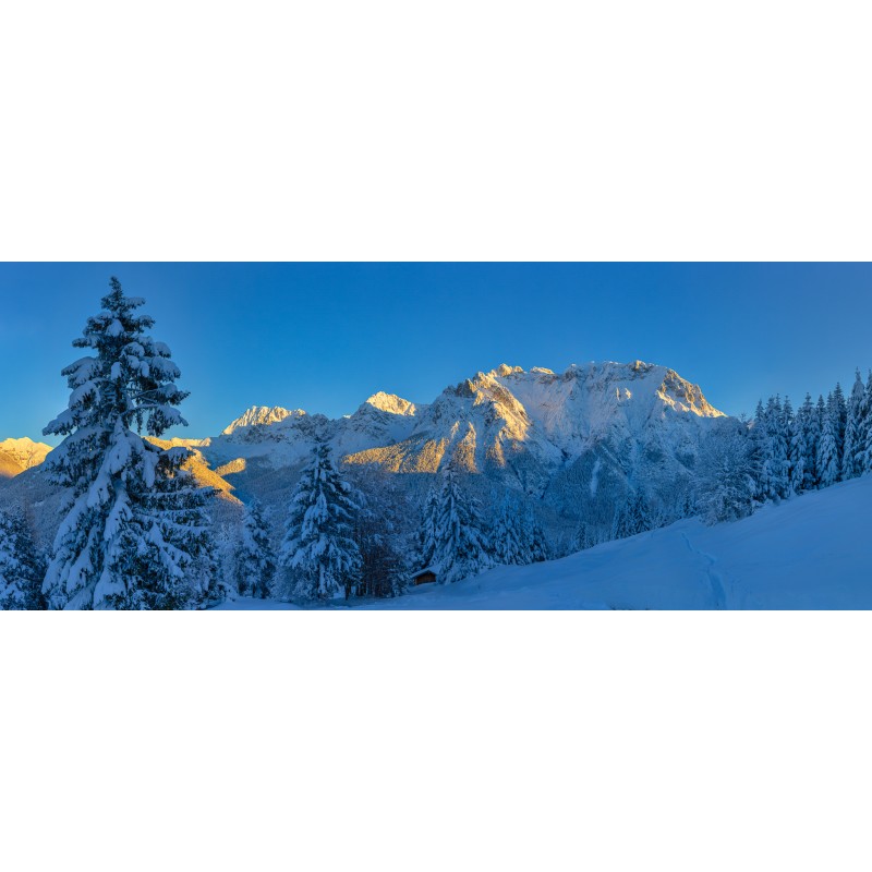 Winterlandschaft Karwendelblick Neuschnee auf den Bäumen und Bergen