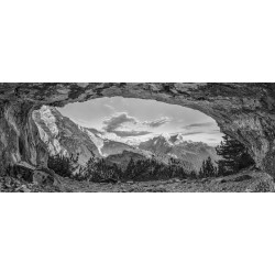Schachenblick schwarz weiß Alpspitze Bilck aus einer Höhle