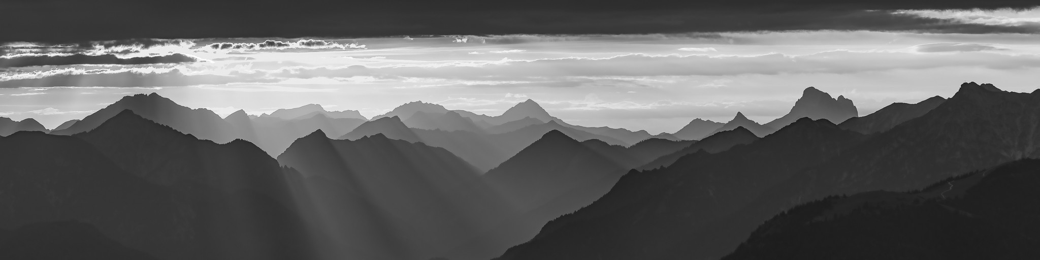 Schwarz-weiß! Bergtour im Soierngebirge bei geschlossener Wolkendecke. Kurz vor Sonnenuntergang öffnete sich über Garmisch-Partenkirchen bis ins Außerfern ein Wolkenfenster und die volle Kraft der Sonne erstrahlt das Loisachtal.