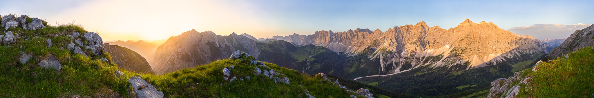 Panorama am Karwendelhauptkamm 6:1. Panorama im Karwendel bei Sonnenaufgang. Blick über das Johannistal zur Falkengruppe und den Karwendelhauptkamm. 