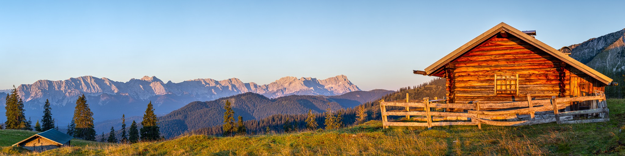 Morgen an der Krüner Alm. Sonnenaufgang an der Krüner Alm mit Blick auf das Wettersteingebirge mit Alpspitze und Zugspitze.
