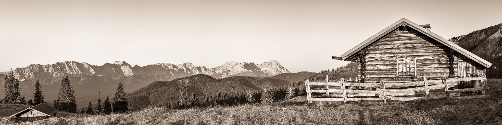 Morgen an der Krüner Alm sepia. Sonnenaufgang an der Krüner Alm mit Blick auf das Wettersteingebirge mit Alpspitze und Zugspitze.