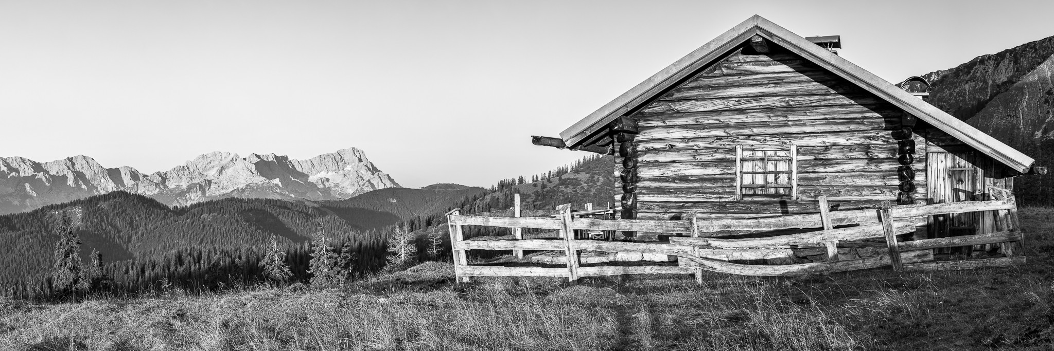 Morgenstimmung  an der Krüner Alm sw. Krüner Alm bei Sonnenaufgang mit Zugspitze und Alpspitze.