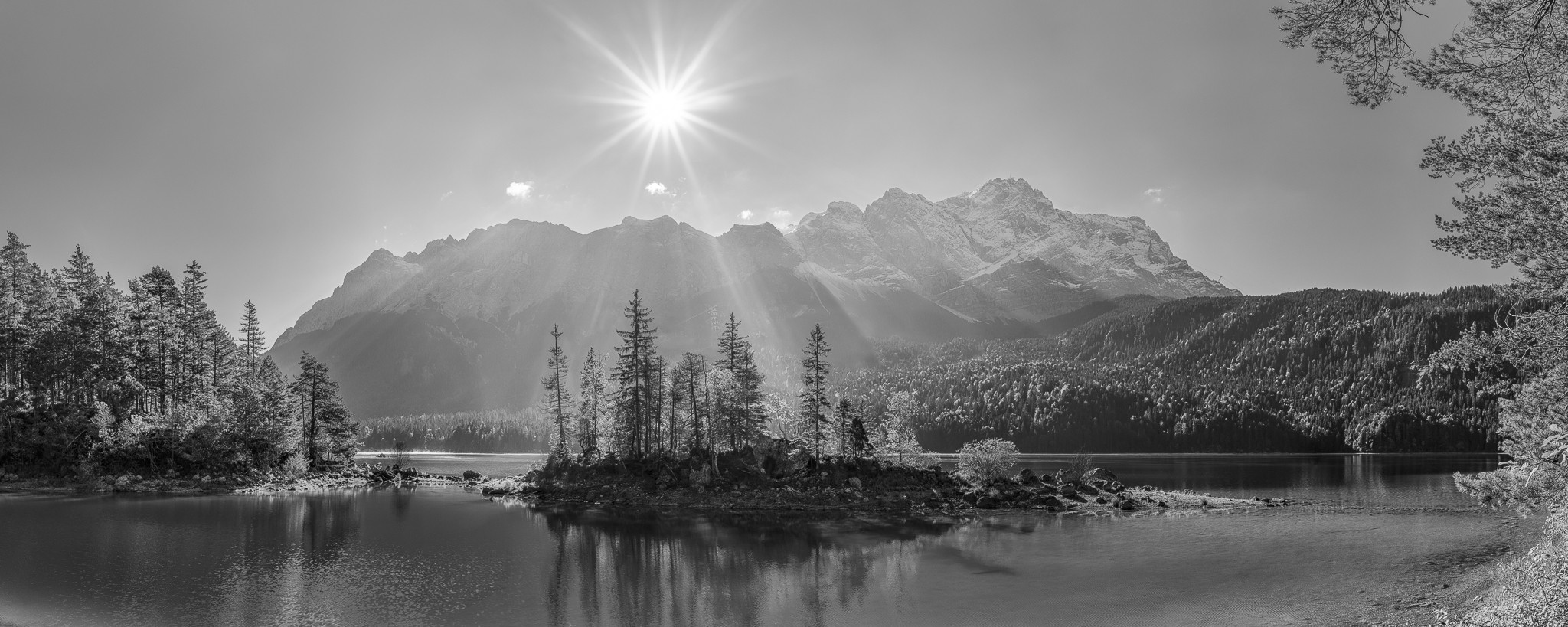 Eibsee Braxeninsel Zugspitze schwarz weiß. Blick aus der Braxenbucht auf die Braxeninsel am Eibsee. Im Hintergrund sieht man den Morgendunst.