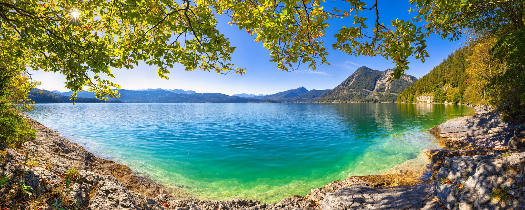 Walchensee Frühherbst Idylle. Walchensee zwischen Urfeld und Sachenbach - ein sonniger Tag im Frühherbst am Walchensee