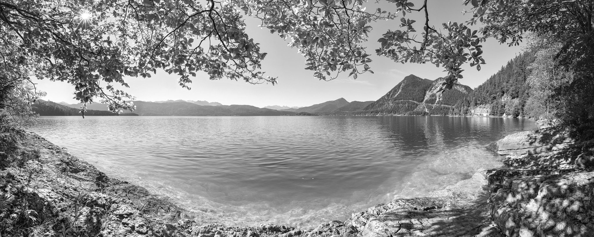 Walchensee Frühherbst Idylle schwarz-weiß. Walchensee zwischen Urfeld und Sachenbach - ein sonniger Tag am Walchensee.
