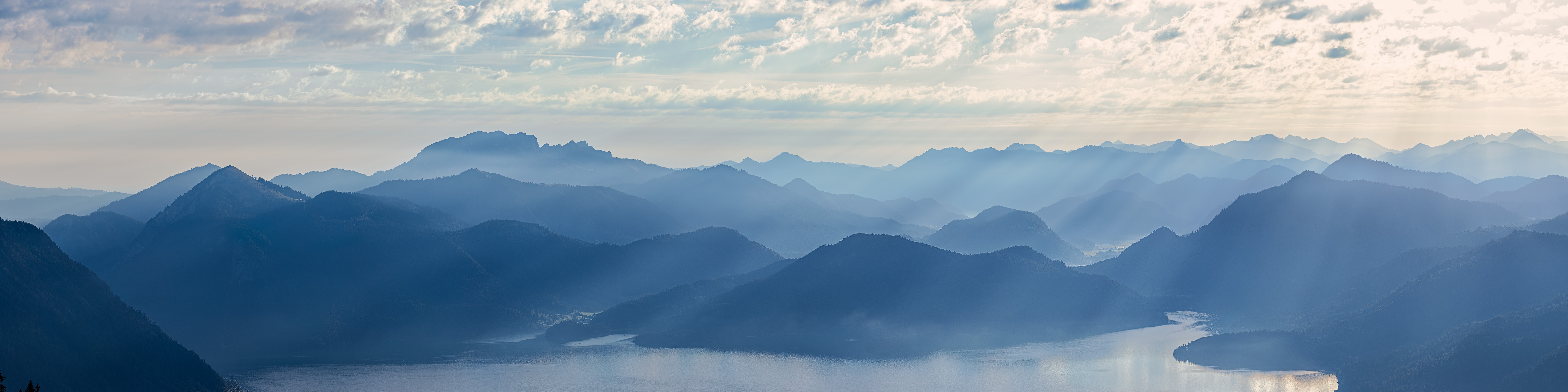 Blaue Silhouetten Walchensee-Jachenau. Vormittag am Simetsberg mit Blick auf den Walchensee und den Silhouetten von Jochberg, Benediktenwand, ...