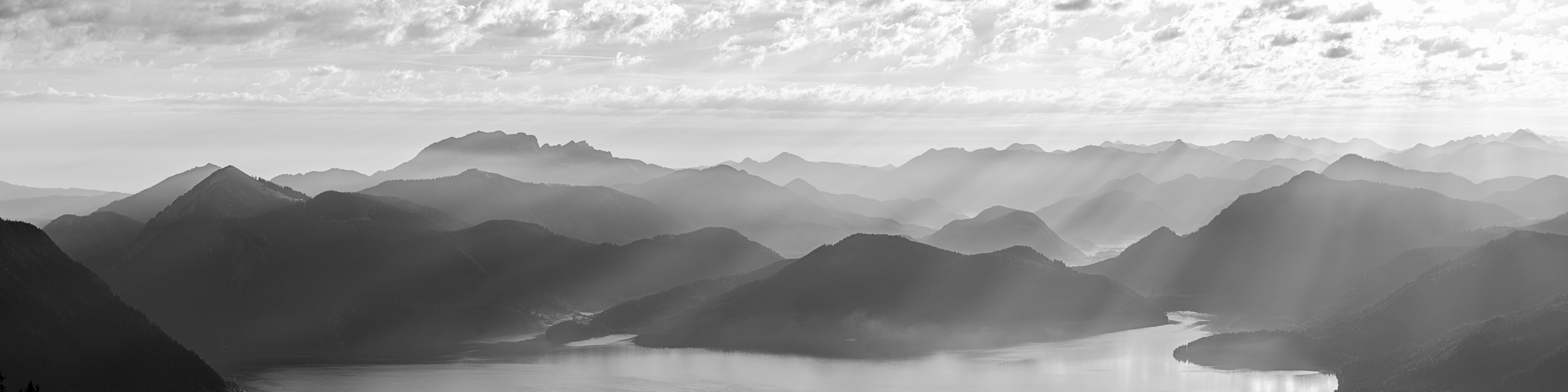 Blaue Silhouetten Walchensee-Jachenau sw. Vormittag am Simetsberg mit Blick auf den Walchensee und den Silhouetten von Jochberg, Benediktenwand, ...