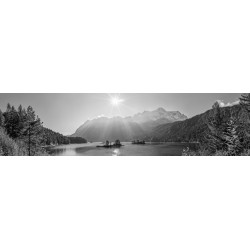 Eibsee-Panorama-Zugspitze 4:1 sw