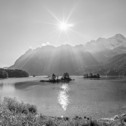Eibsee und Zugspitze im Quadrat sw