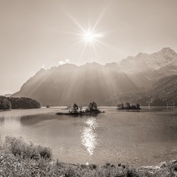 Eibsee und Zugspitze im Quadrat sepia