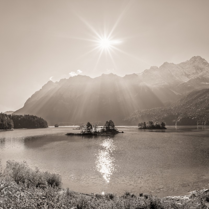Eibsee und Zugspitze im Quadrat sepia