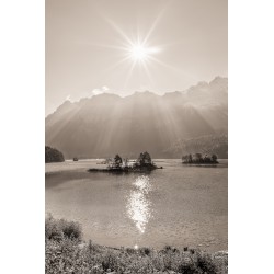Eibsee - Inseln und Sonnenspieglung sepia