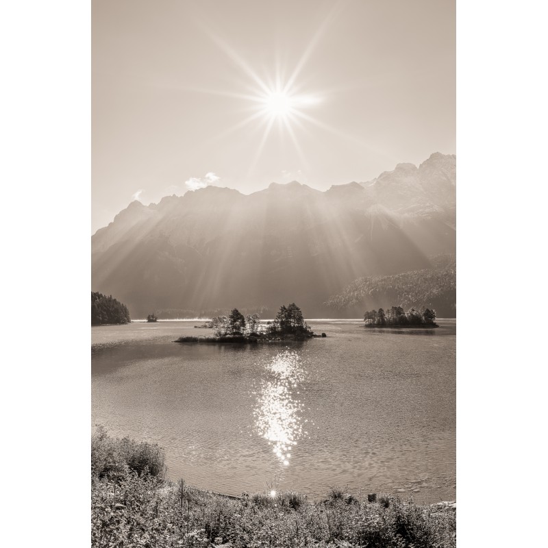 Eibsee - Inseln und Sonnenspieglung sepia